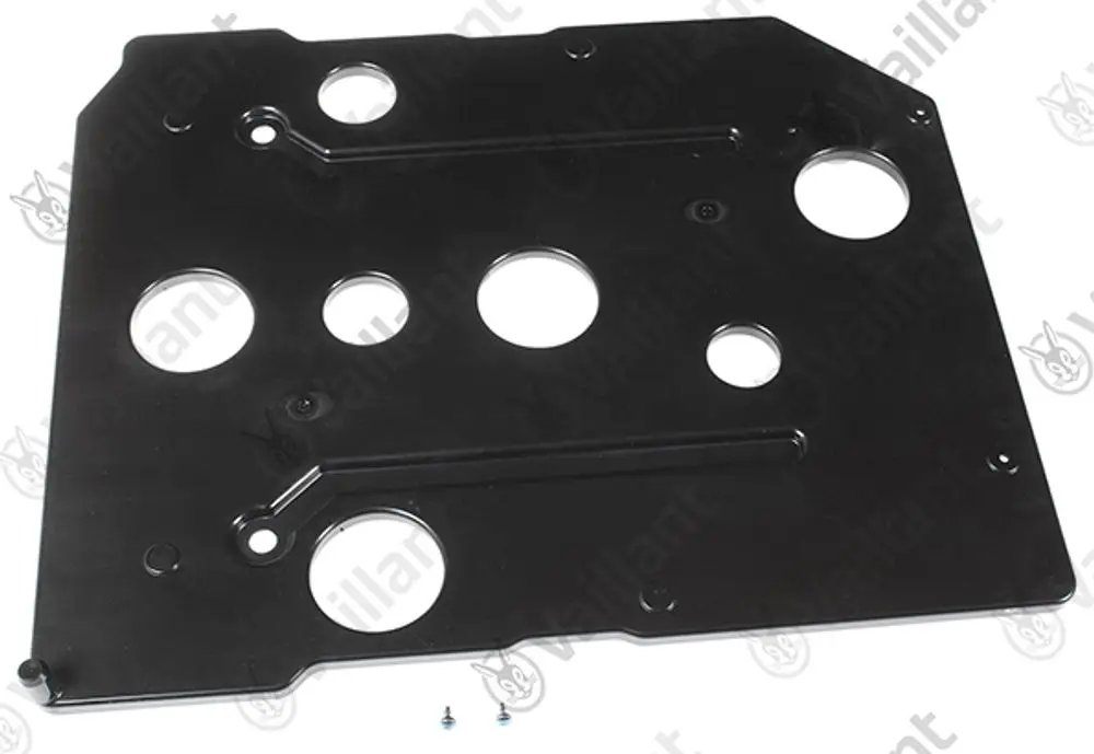 Schwarze Metallplatte mit mehreren Öffnungen und Durchbrüchen, möglicherweise für den Kondensatablauf, Hersteller Vaillant. Zwei Schrauben liegen daneben.